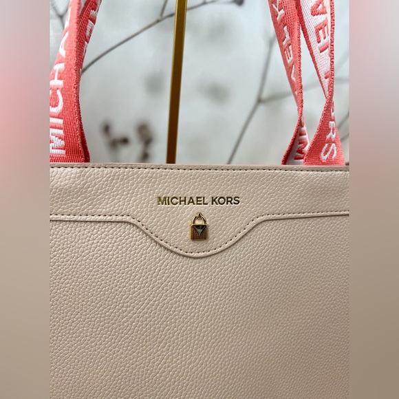 Michael Kors Beauty Medium Blush Tote - Picture 8 of 9